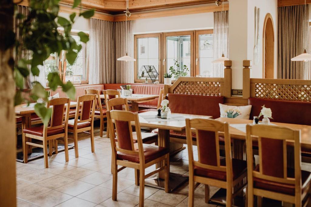 Dorfcafe Unken Hotelpension Swirtshaus Im Dorf Экстерьер фото